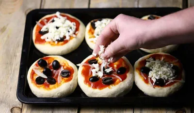 Pripremite najukusnije mini-pizze od nekoliko sastojaka