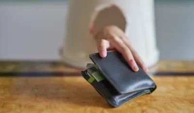 Određeno zadržavanje osumnjičenom za krađu novčanika