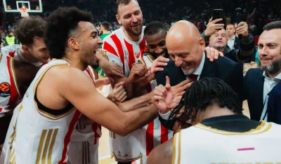 Obradović slavio sa igračima