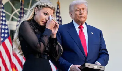 Tramp posthumno odlikovao Kirka: Uporedio ga sa Sokratom, Svetim Petrom, Abrahamom Linkolnom i Martinom Luterom Kingom