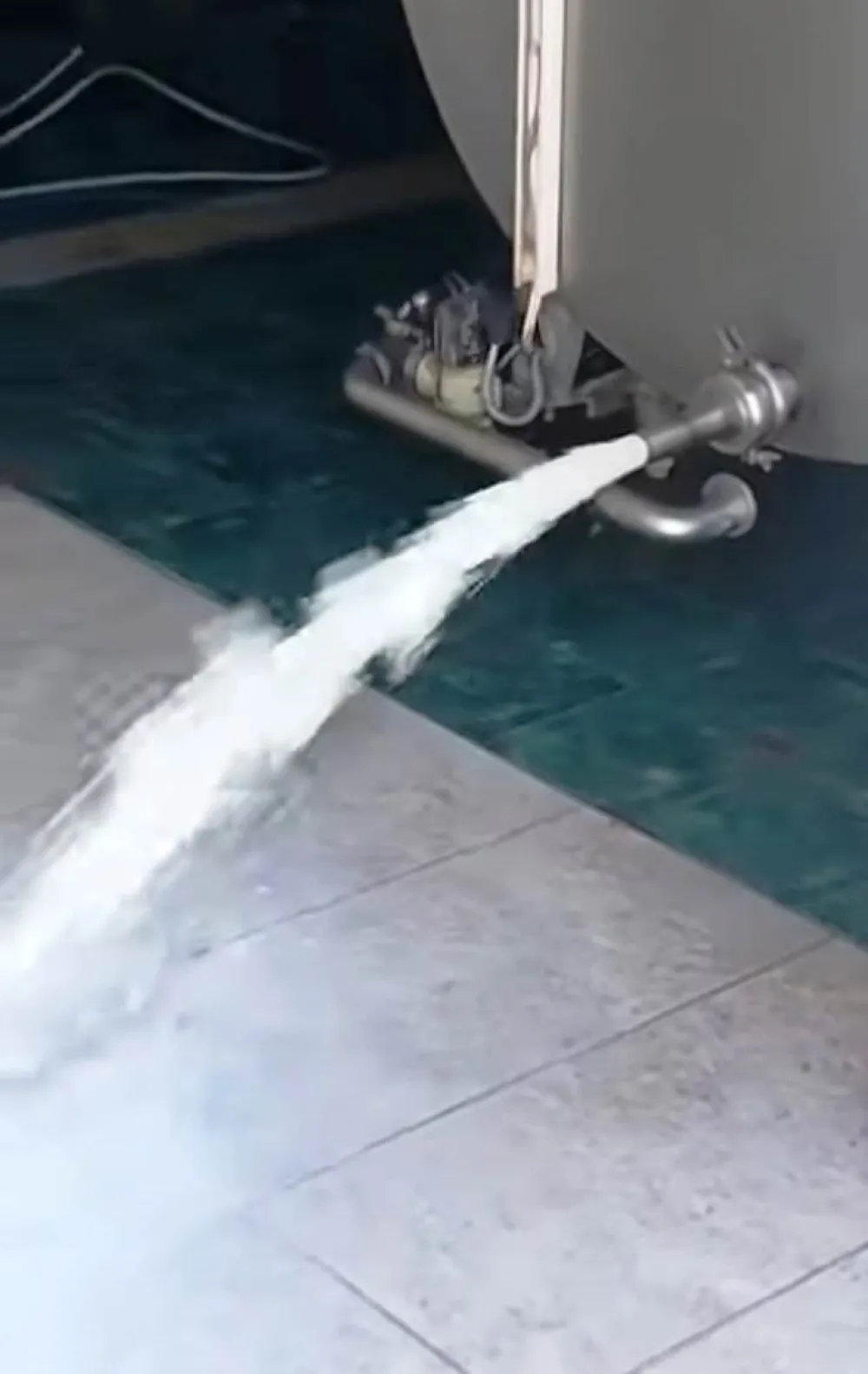 Domaće mlijeko po livadi, uvozno na rafovima