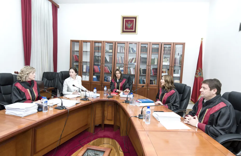 Ustavni sud ocjenjuje dokle seže privatnost porodica funkcionera