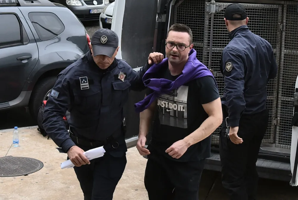 (VIDEO) Milo&scaron;u Medenici ukinut istražni a određen kućni pritvor, priveden u CB Podgorica