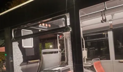 Kamenovan autobus u Podgorici, staklo zavr&scaron;ilo po ženi i djetetu