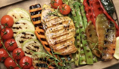 Salata sa grilovanom piletinom i povrćem zdrava i brza večera