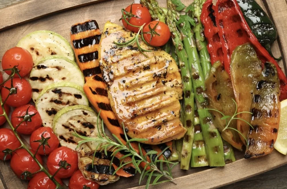 Salata sa grilovanom piletinom i povrćem zdrava i brza večera