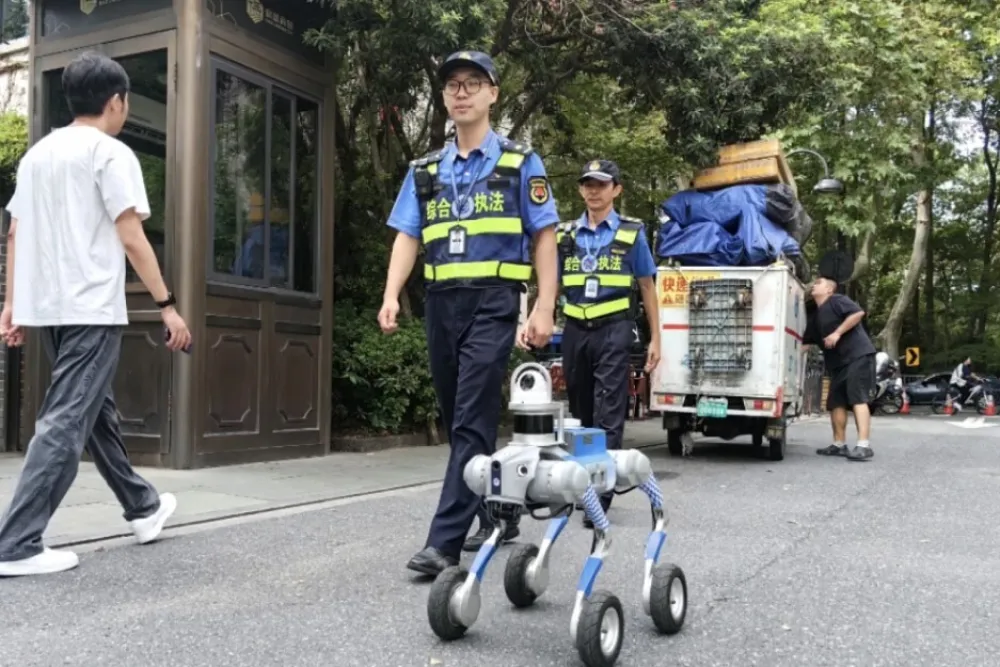 Robotski pas patrolira ulicama Kine