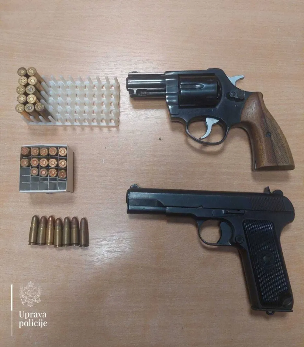 Nik&scaron;ićka policija od OIL oduzela revolver, pi&scaron;tolj i municiju&nbsp;u ilegalnom posjedu