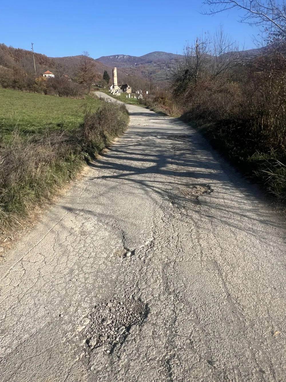 Cesta puna rupa 40 godina čeka asfalt