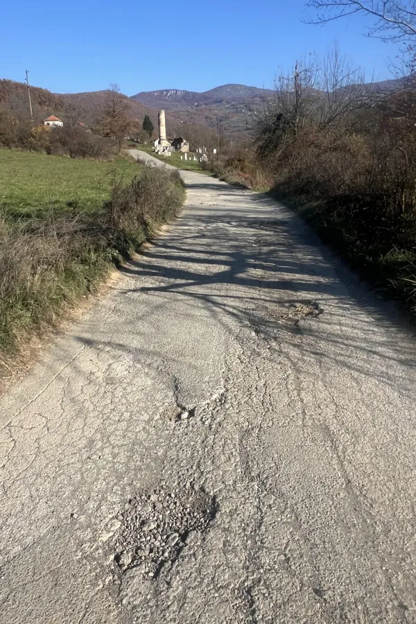 Cesta puna rupa 40 godina čeka asfalt