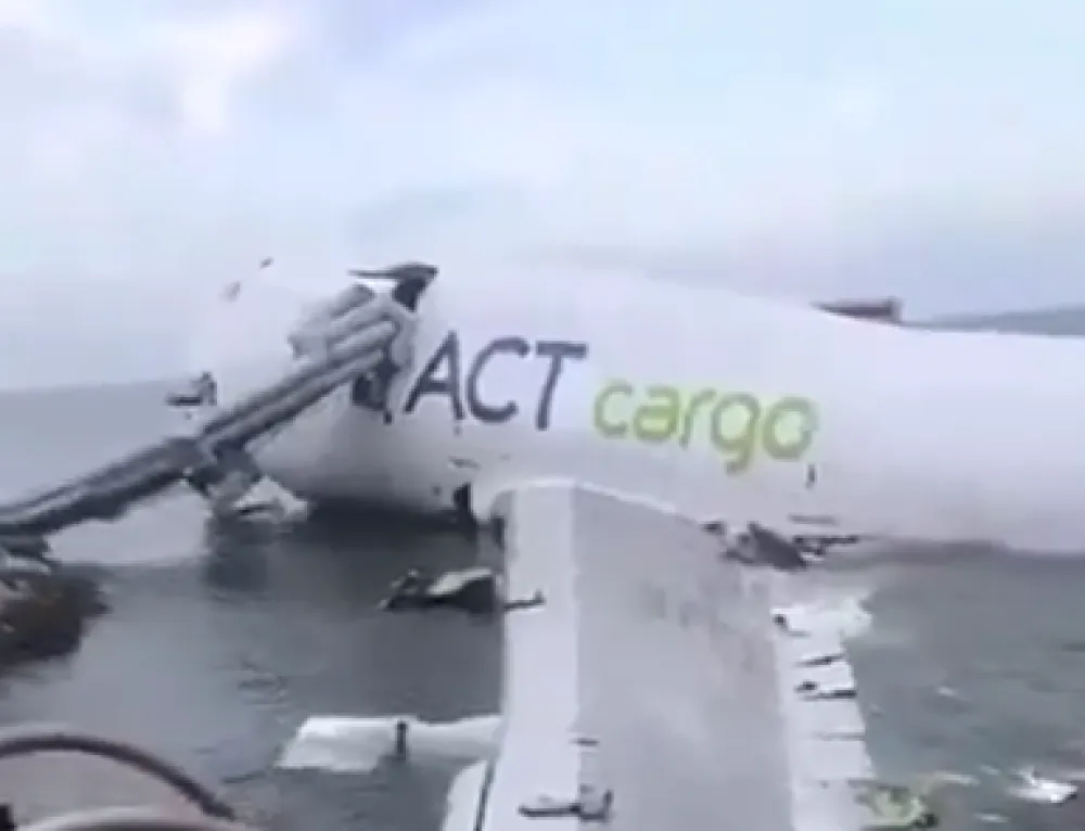 Teretni avion otklizao s piste u Hongkongu, dvije osobe poginule