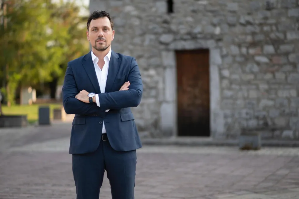 Kadić: Nezakonito poku&scaron;avaju da me smijene, cilj je destabilizacija sistema