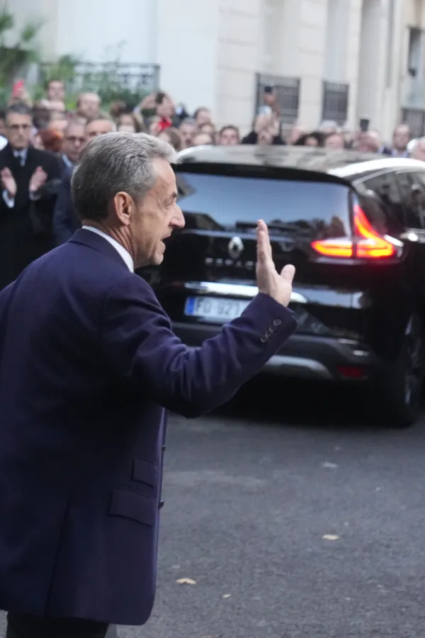 Sarkozi stigao u zatvor, počinje izdržavanje kazne