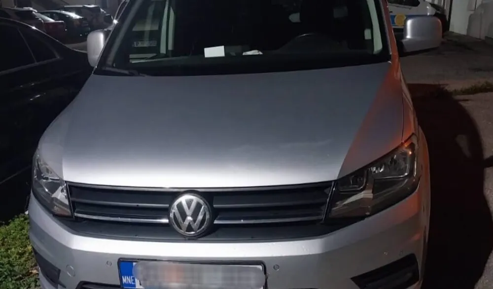 Na graničnim prelazima oduzeta dva automobila