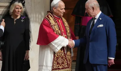 (VIDEO) Prvi put pose 500 godina: Britanski kralj se molio sa papom