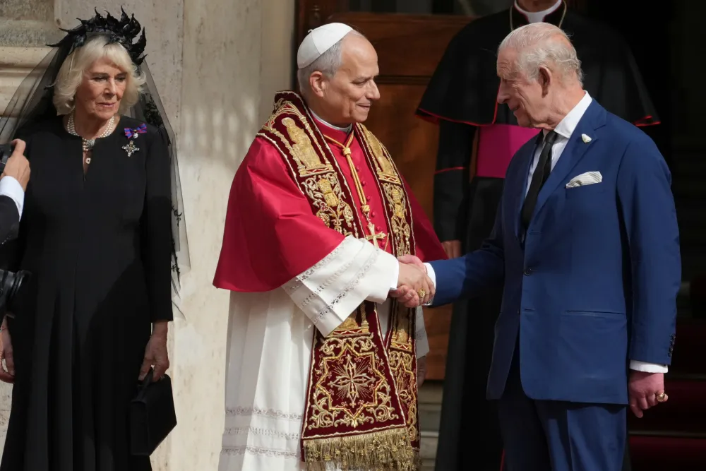 (VIDEO) Prvi put pose 500 godina: Britanski kralj se molio sa papom