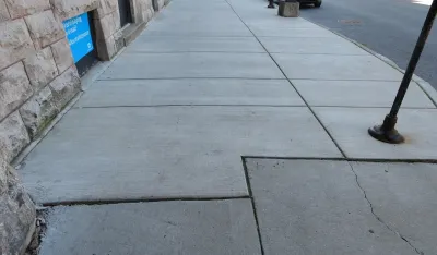 Učiteljica pala na neravnom trotoaru pa na sudu dobila od&scaron;tetu od 7,5 miliona dolara