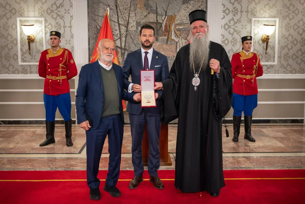 Milatović dodijelio posthumno Orden Crnogorske velike zvijezde mitropolitu Amfilohiju