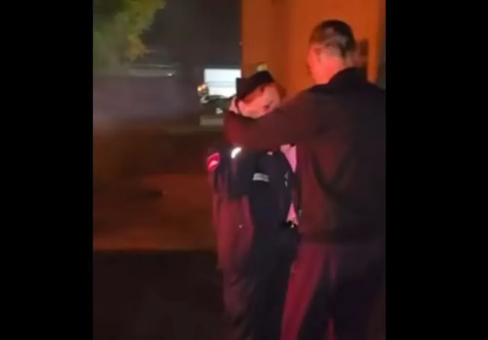 (VIDEO) Sjajan gest prijatelja i kolega: Bjelopoljku ispratili u penziju uz vatromet i zagrljaje