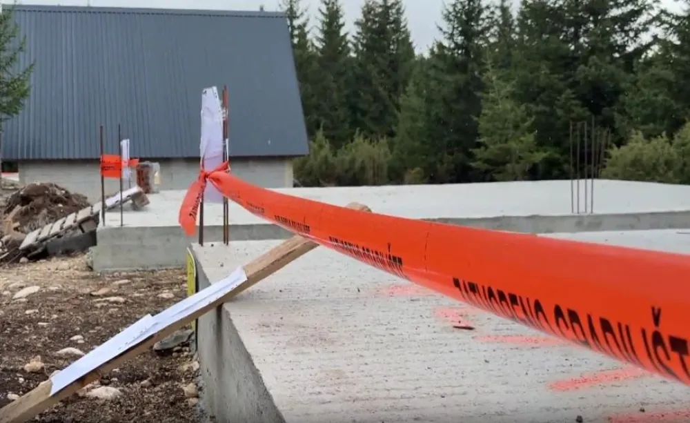 Inspektori na Žabljaku zapečatili 70 nelegalno izgrađenih objekata