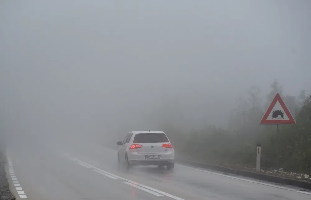 Saobraća se po mokrim kolovozima uz smanjenu vidljivost, mogući sitniji odroni