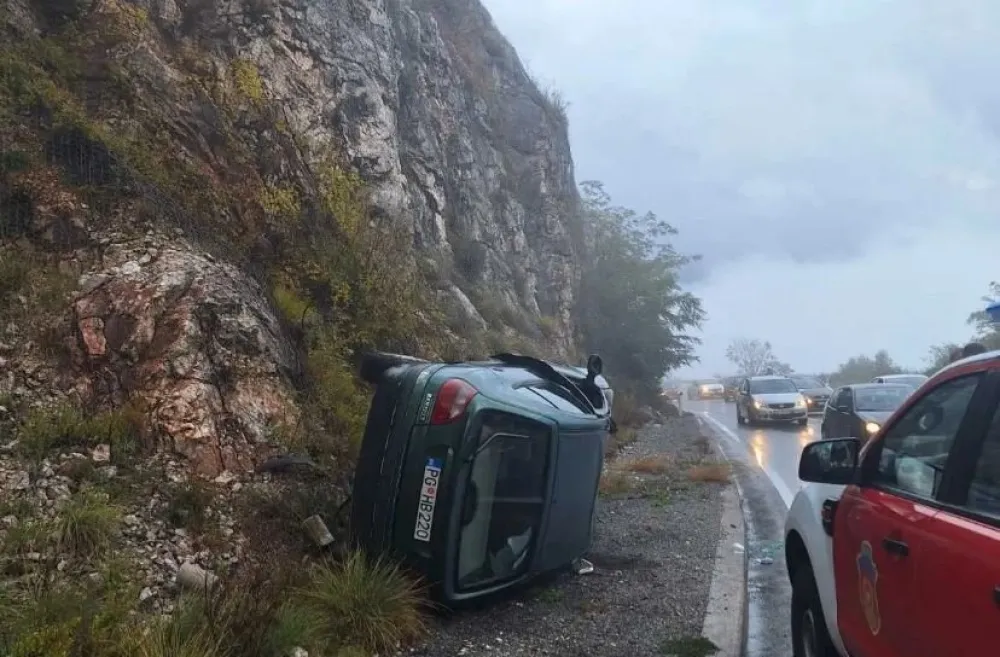 Udes iznad Dobrskog Sela, prevrnuo se automobil