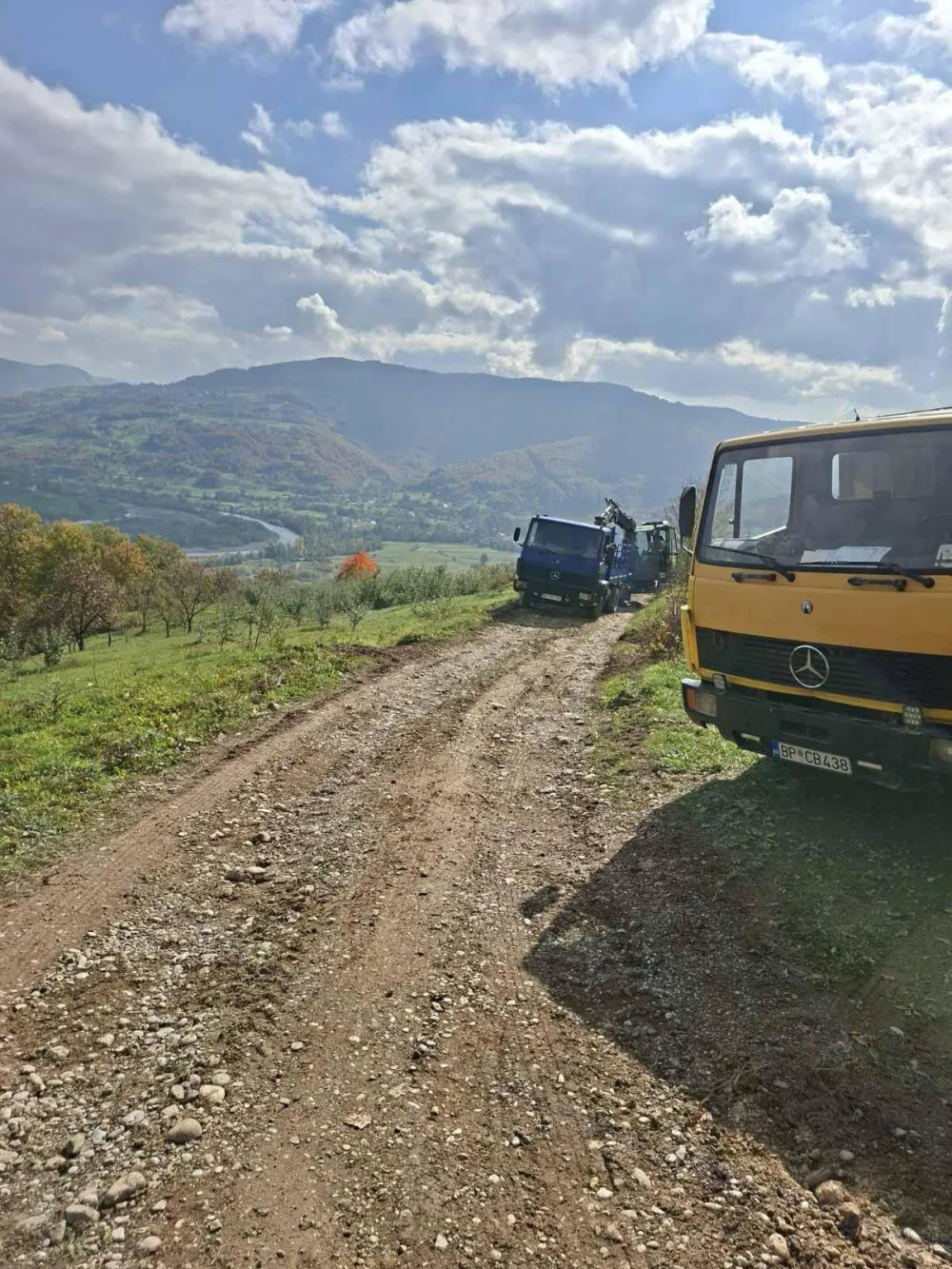 Mje&scaron;tani Femića Kr&scaron;a sami popravili put koji asfalt čeka 35 godina