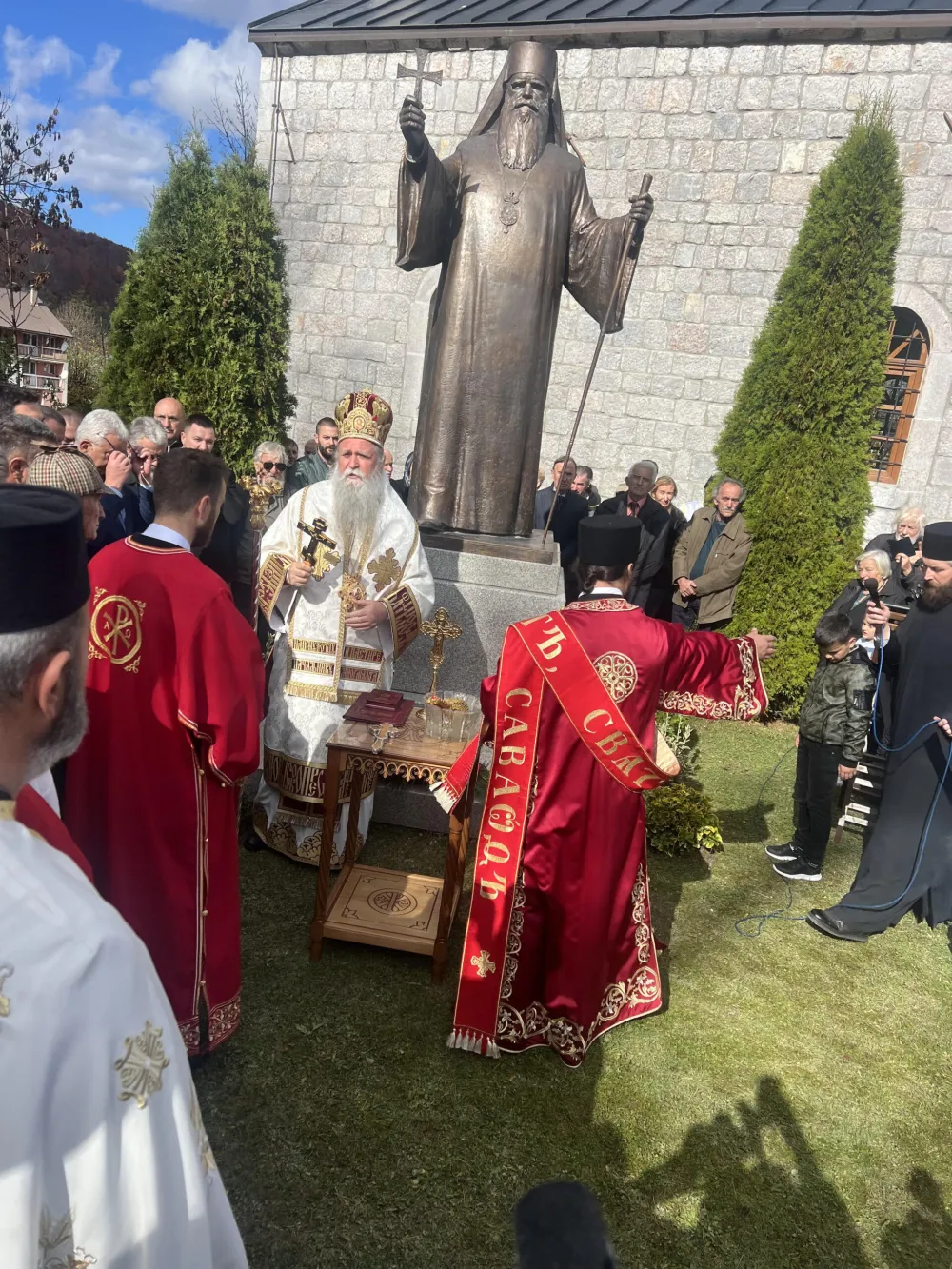 (FOTO/VIDEO) U porti crkve Svetog Dimitrija u Kola&scaron;inu otkriven spomenik mitropolitu Amfilohiju