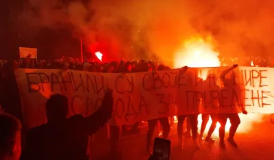 (FOTO/VIDEO) Zavr&scaron;en protest ispred Vlade: Građani skandirali "Turci napolje"