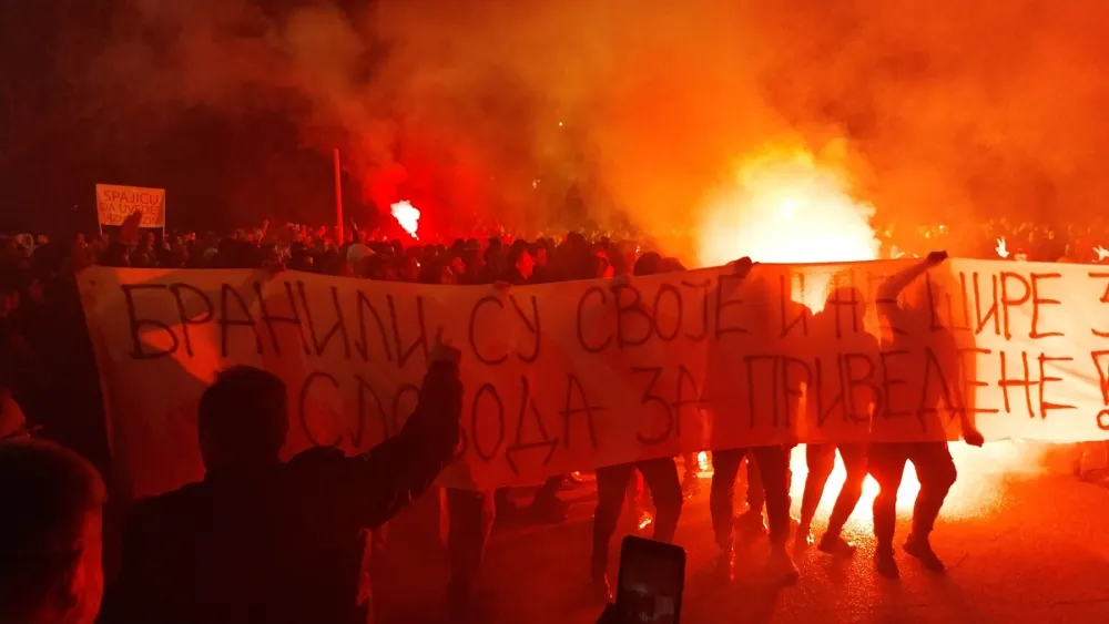(FOTO/VIDEO) Zavr&scaron;en protest ispred Vlade: Građani skandirali "Turci napolje"