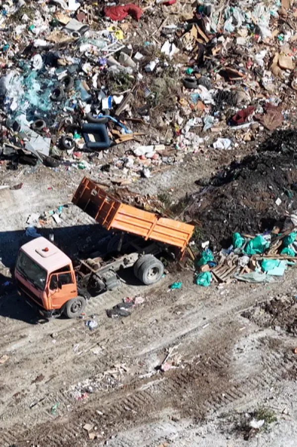 Mje&scaron;tani Omerbožovića i okolnih naselja zbog odlaganja smeća van kada tuže direktora i ministra