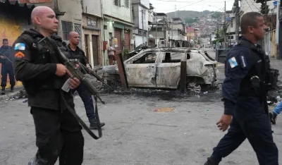 (VIDEO) Detalji haosa u Brazilu: Članovi bande pucali na policiju, palili barikade i lansirali dronove sa bombama