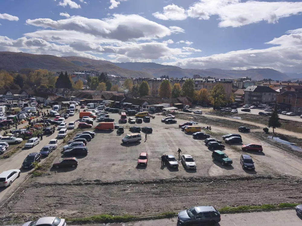 Ru&scaron;enje buvlje pijace i uklanjanje lokala preko puta zgrade Gimnazije u Beranama radi izgradnje megamarketa kompanije Lidl uspje&scaron;no je okončano. 