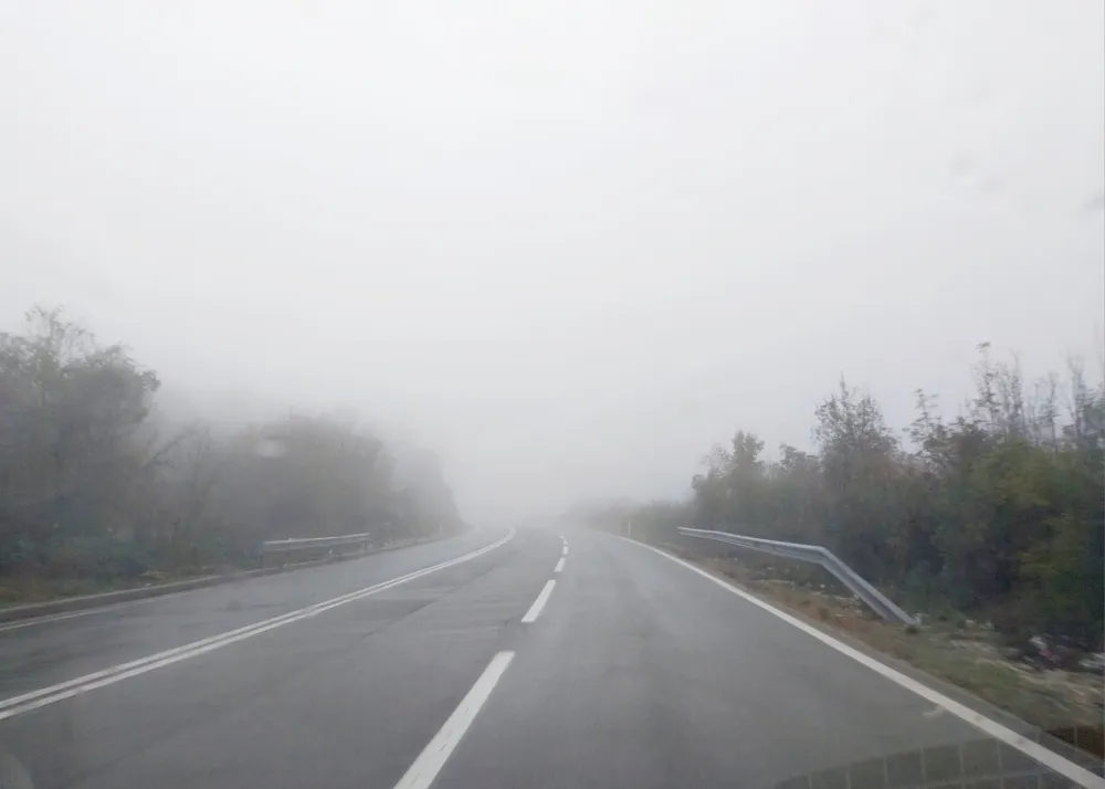 Putevi suvi, oprezno zbog magle