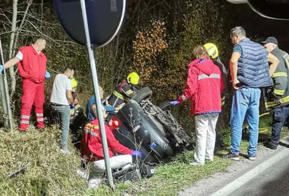 Sudar autobusa i putničkog vozila kod Banjaluke, stradale dvije osobe