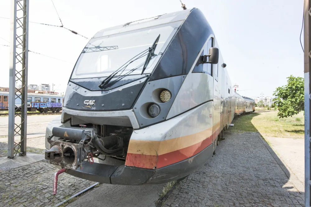 ŽPCG: Sudar teretnog voza i pomoćne lokomotive na pruzi između Trebaljeva i Mojkovca, povrijeđene dvije osobe