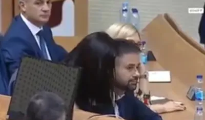 (VIDEO) Bizarna scena u parlamentu BiH: &bdquo;Zamolio bih koleginicu da ne sjedi u krilu ministru dok raspravljamo o budžetu&ldquo;