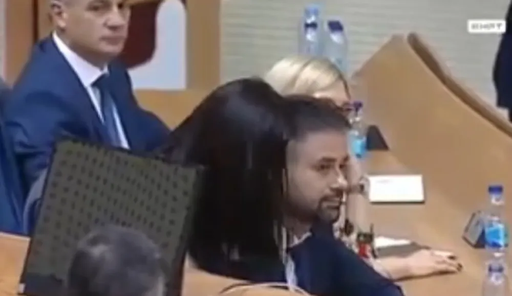 (VIDEO) Bizarna scena u parlamentu BiH: &bdquo;Zamolio bih koleginicu da ne sjedi u krilu ministru dok raspravljamo o budžetu&ldquo;