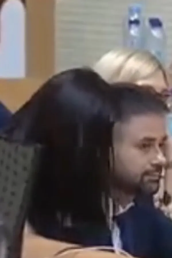 (VIDEO) Bizarna scena u parlamentu BiH: &bdquo;Zamolio bih koleginicu da ne sjedi u krilu ministru dok raspravljamo o budžetu&ldquo;