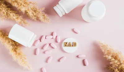 Ilustracija tablete koja sadrži NAD+ molekul