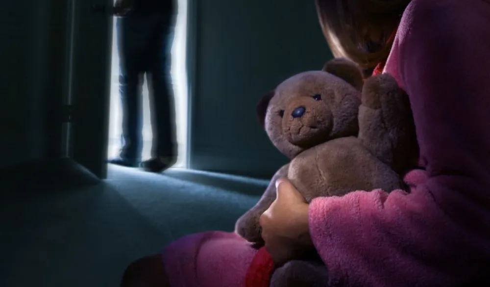 Strani državljanin osumnjičen da je silovao maloljetnu pastorku