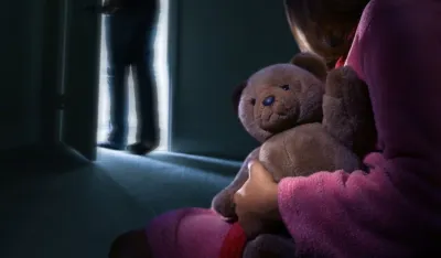 Strani državljanin osumnjičen da je silovao maloljetnu pastorku