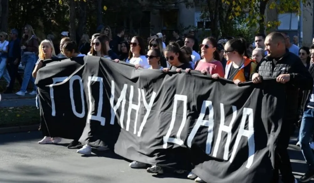 Majka poginulog u padu nadstre&scaron;nice otpočela &scaron;trajk glađu u blizini Skup&scaron;tine Srbije