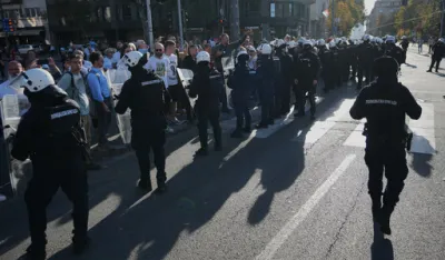 Kordon policije između dvije grupe građana ispred Skup&scaron;tine Srbije - lete fla&scaron;e i petarde