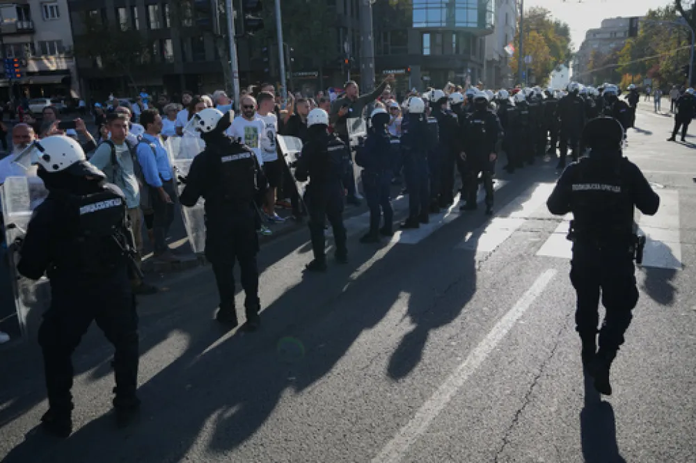 Kordon policije između dvije grupe građana ispred Skup&scaron;tine Srbije - lete fla&scaron;e i petarde