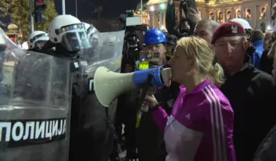 Dijana Hrka policajcima u kordonu: Kako vas nije sramota da optužite narod za bacanje pirotehnike