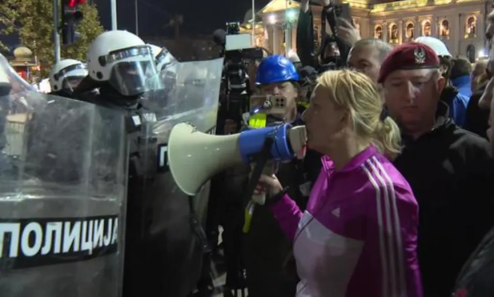 Dijana Hrka policajcima u kordonu: Kako vas nije sramota da optužite narod za bacanje pirotehnike