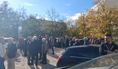 Protest stanara tri zgrade u nik&scaron;ićkoj MZ Grudska mahala: Umjesto dječijeg igrali&scaron;ta, niče neboder