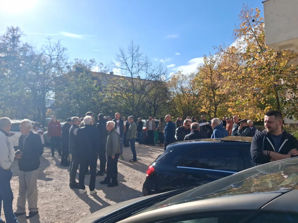 Protest stanara tri zgrade u nik&scaron;ićkoj MZ Grudska mahala: Umjesto dječijeg igrali&scaron;ta, niče neboder