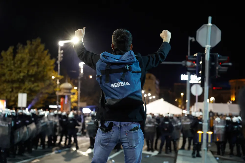 (FOTO) Policija privela 37 osoba zbog incidenata ispred Skup&scaron;tine u Beogradu